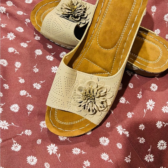 Size 9 Novera Orthopedic
Wedge Sandals - Picture 2 of 6